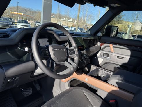 Certified 2024 Land Rover Defender 130 X-Dynamic SE image 23
