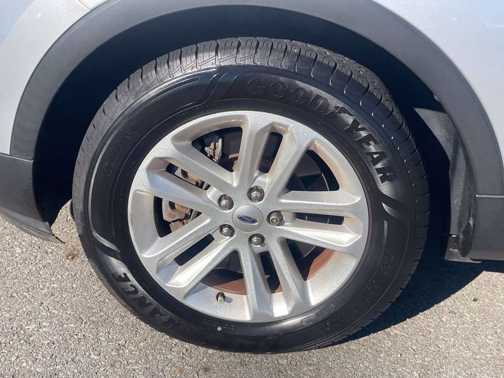 Used 2017 Ford Explorer XLT w/ Equipment Group 202A FWD image 32