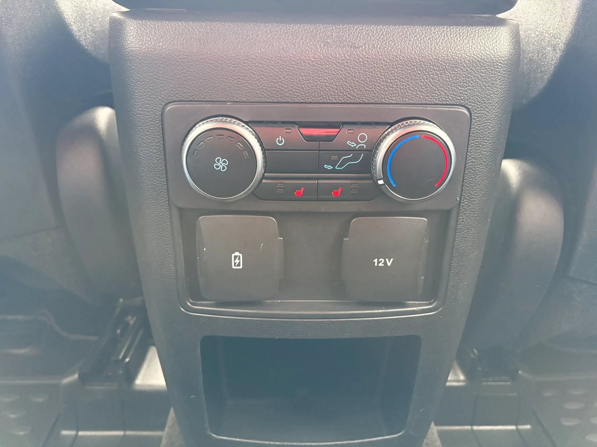 Used 2020 Ford Explorer XLT w/ Comfort Package AWD/4WD image 28