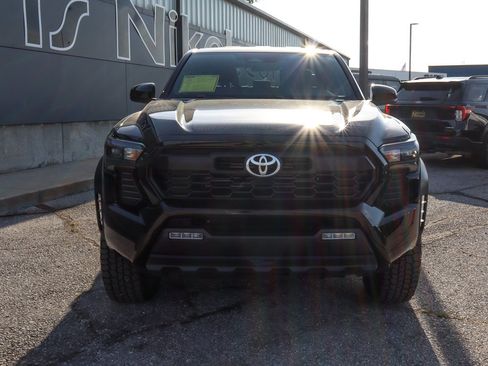 Used 2025 Toyota Tacoma TRD Off-Road AWD/4WD image 2