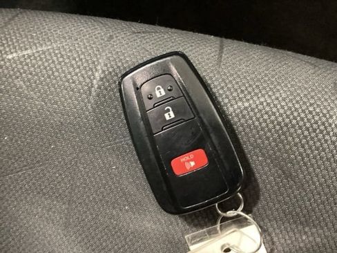 Used 2025 Toyota RAV4 XLE AWD/4WD image 26