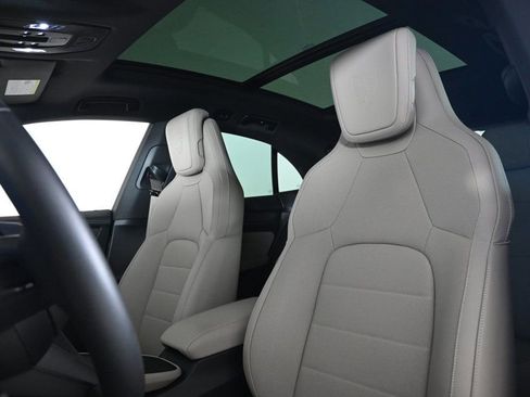 Certified 2025 Porsche Macan Electric image 5