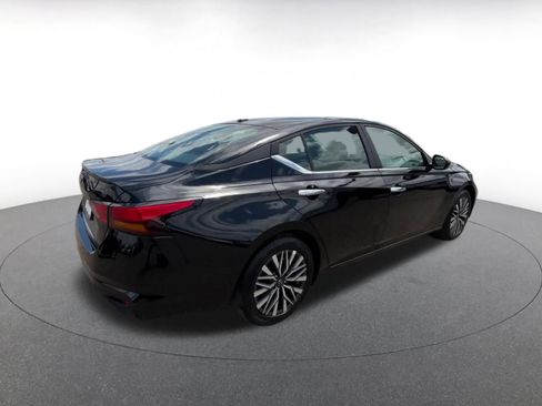 Used 2025 Nissan Altima 2.5 SV FWD image 14