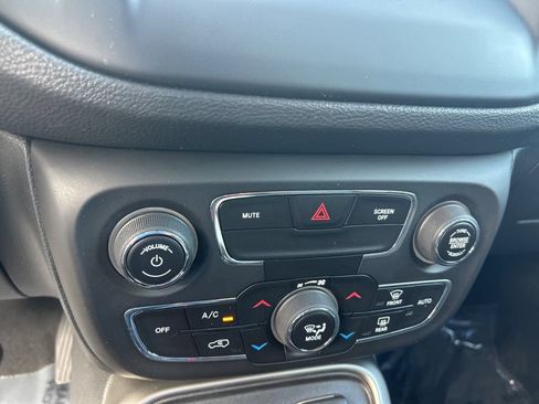 Certified 2019 Jeep Compass Latitude FWD image 37