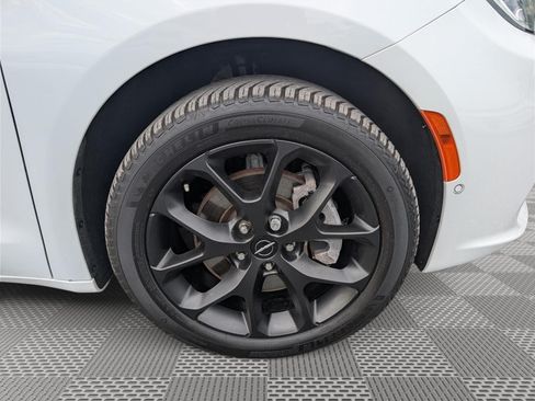 Used 2023 Chrysler Pacifica Limited w/ S Appearance Package AWD/4WD image 9