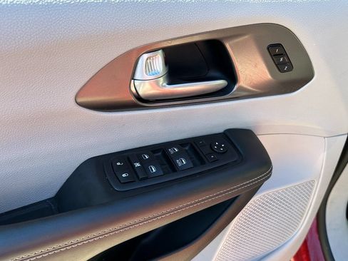 Used 2024 Chrysler Pacifica Touring-L FWD image 23