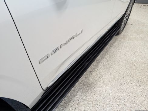 Used 2025 GMC Yukon Denali w/ Denali Reserve Package AWD/4WD image 9
