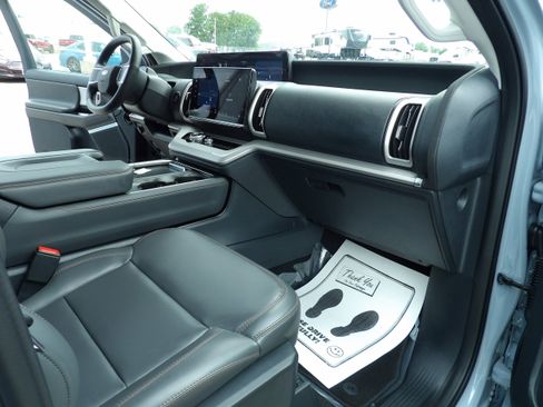 Used 2025 Ford Expedition Active AWD/4WD image 14