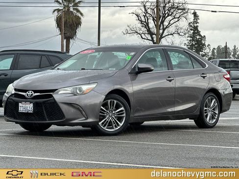 Used 2016 Toyota Camry SE image 1