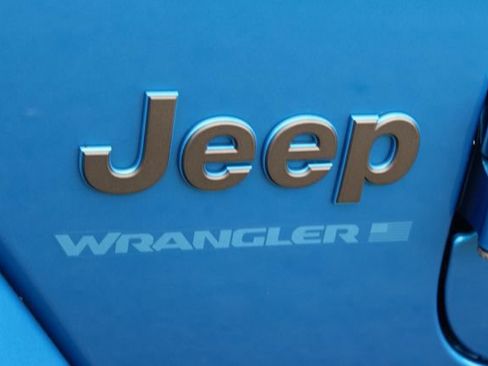 Used 2023 Jeep Wrangler Unlimited Sahara AWD/4WD image 9
