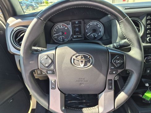 Used 2022 Toyota Tacoma TRD Off-Road w/ TRD Premium Off Road Package AWD/4WD image 15