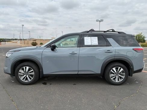 Used 2022 Nissan Pathfinder SL FWD image 3