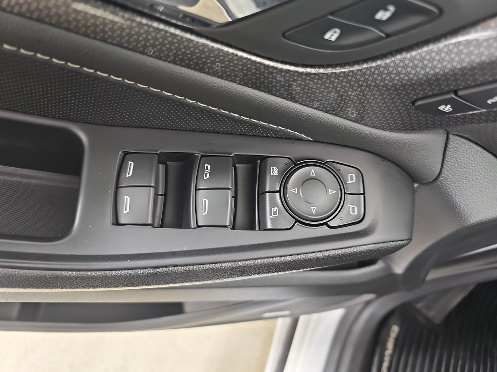 Used 2023 Chevrolet Traverse Premier AWD/4WD image 35
