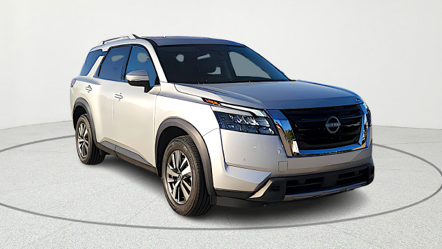 Certified 2025 Nissan Pathfinder SL FWD image 1