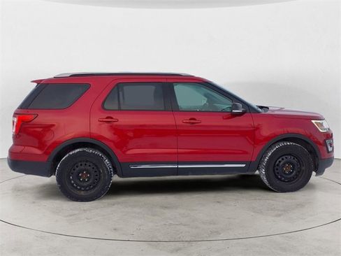 Used 2017 Ford Explorer XLT w/ Equipment Group 202A image 6