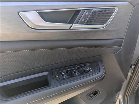 Certified 2025 Volkswagen Atlas Cross Sport SE w/ Panoramic Sunroof Package image 12