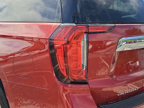 Used 2024 GMC Yukon XL SLT AWD/4WD image 10