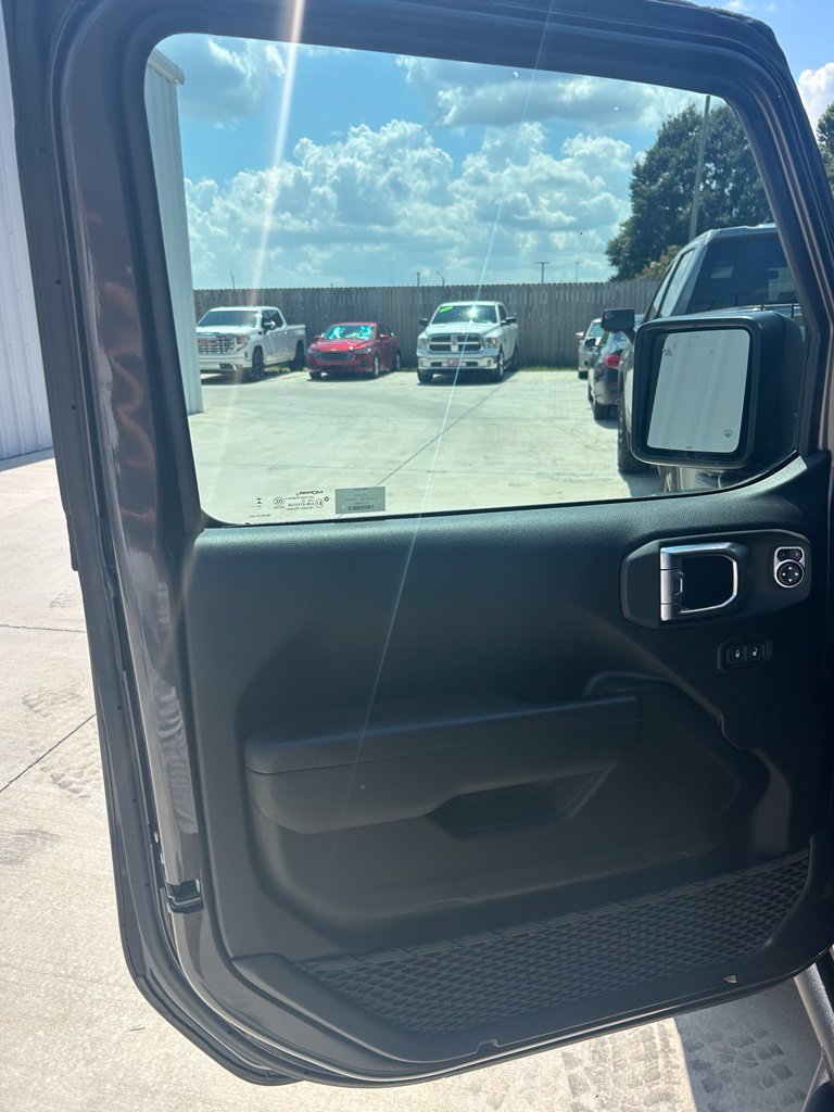 Used 2023 Jeep Gladiator Sport AWD/4WD image 11