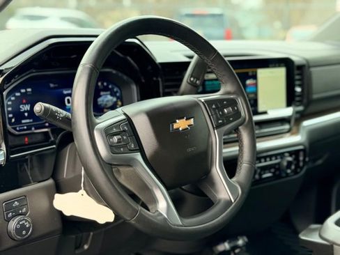 Used 2023 Chevrolet Silverado 1500 LT image 10