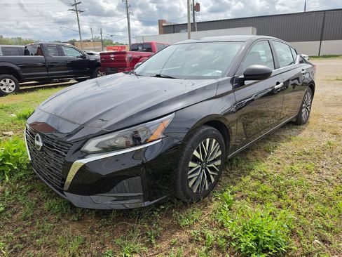 Used 2024 Nissan Altima 2.5 SV FWD image 1