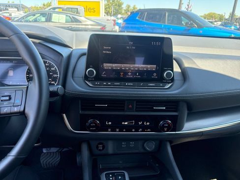 Used 2025 Nissan Rogue SV FWD image 17