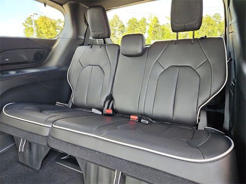 New 2026 Chrysler Pacifica Limited w/ Uconnect Theater Family Group image 5
