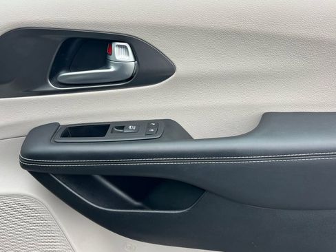 Used 2024 Chrysler Pacifica Touring-L FWD image 26