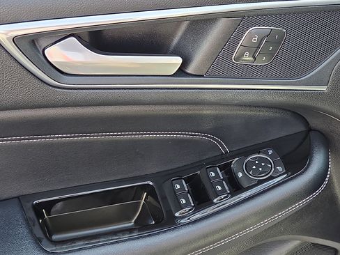 Used 2018 Ford Edge Titanium w/ Technology Package FWD image 13
