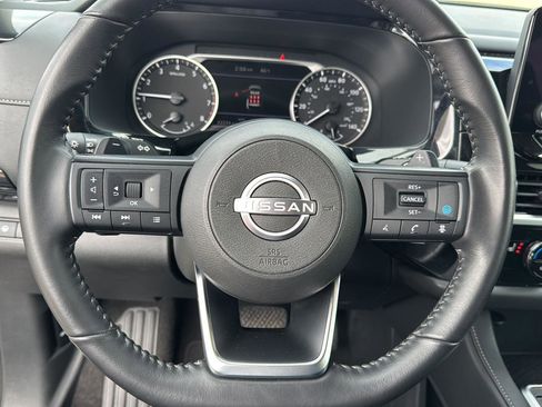 Used 2025 Nissan Pathfinder SV image 17