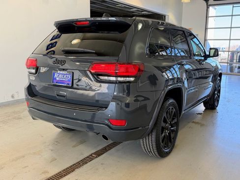 Used 2017 Jeep Grand Cherokee Altitude image 3