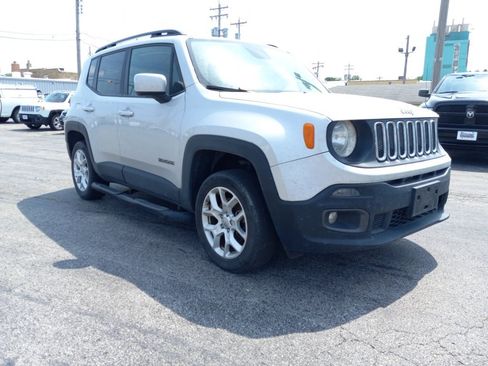 Used 2018 Jeep Renegade Latitude w/ Cold Weather Group AWD/4WD image 3