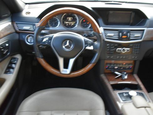 Used 2013 Mercedes-Benz E 550 4MATIC Sedan image 12