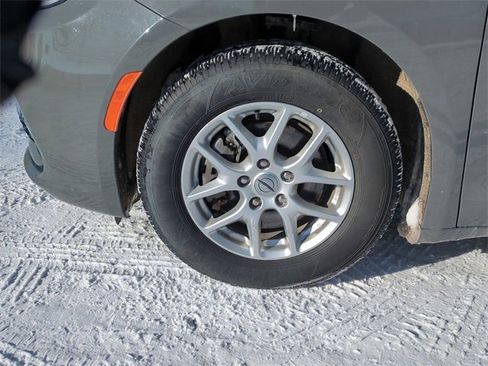 Used 2022 Chrysler Pacifica Touring-L image 10