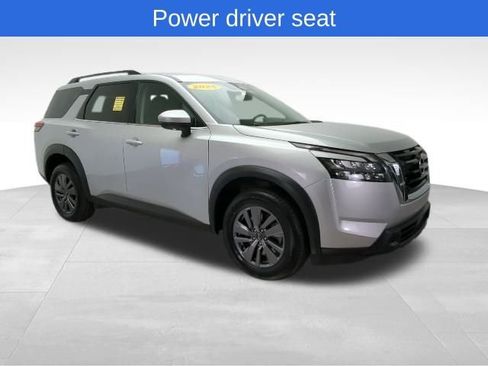 Used 2025 Nissan Pathfinder SV image 9