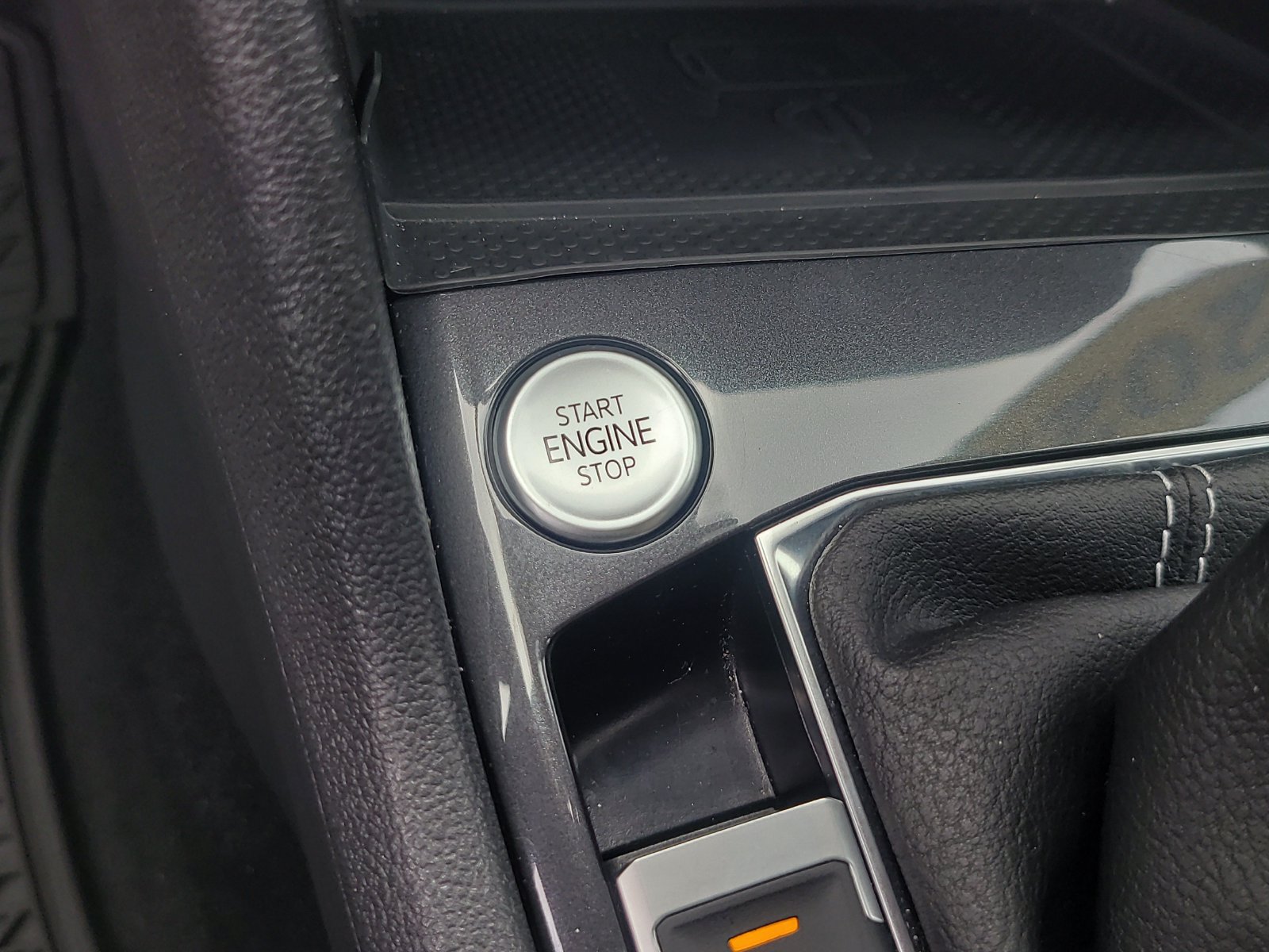 Used 2024 Volkswagen Tiguan SE w/ Panoramic Sunroof Package FWD image 26