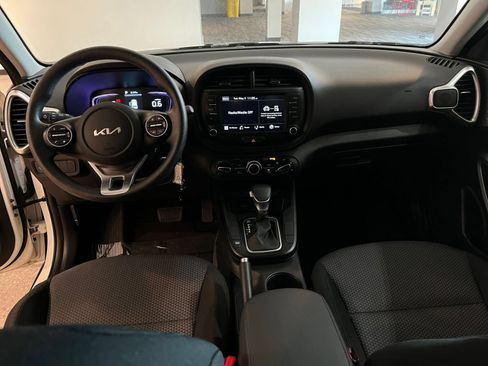 Used 2025 Kia Soul LX w/ LX Technology Package FWD image 32