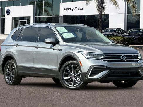 Used 2023 Volkswagen Tiguan SE FWD image 2