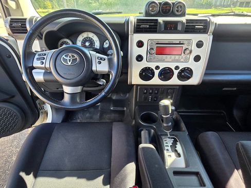 Used 2013 Toyota FJ Cruiser 4WD image 11