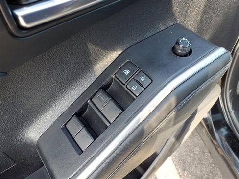 Used 2022 Toyota Highlander XLE image 11