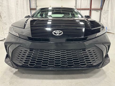 Used 2025 Toyota Camry SE image 2