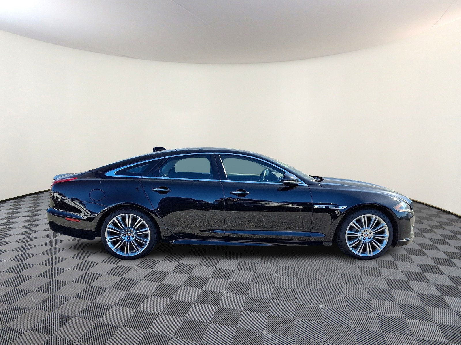 Used 2017 Jaguar XJ R-Sport AWD/4WD image 4