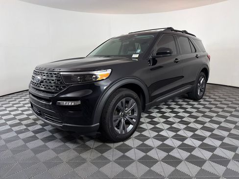 Used 2024 Ford Explorer XLT w/ Equipment Group 202A AWD/4WD image 7