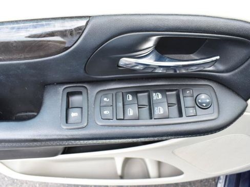 Used 2016 Dodge Grand Caravan SXT FWD image 18