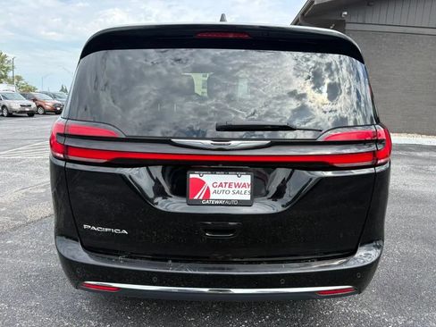 Used 2024 Chrysler Pacifica Touring-L FWD image 4