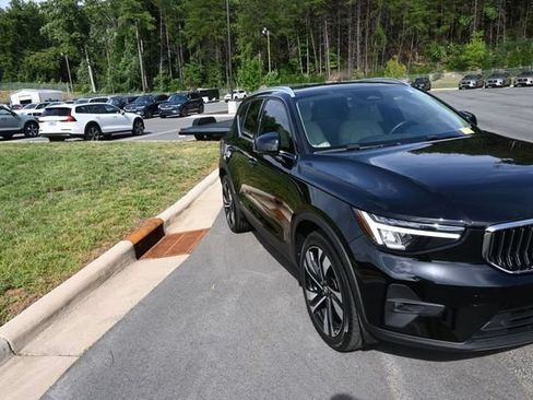 Used 2023 Volvo XC40 B5 Plus w/ Protection Package Premier AWD/4WD image 12