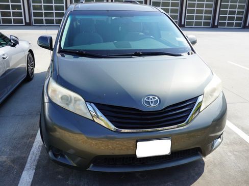 Used 2011 Toyota Sienna LE FWD image 2