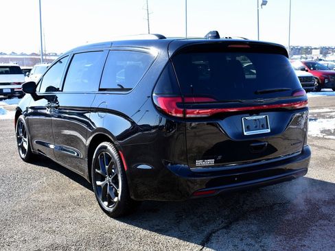 New 2026 Chrysler Pacifica Limited image 4
