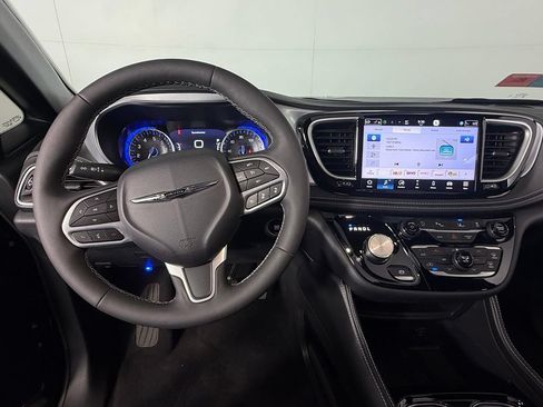 Used 2026 Chrysler Pacifica Limited FWD image 13