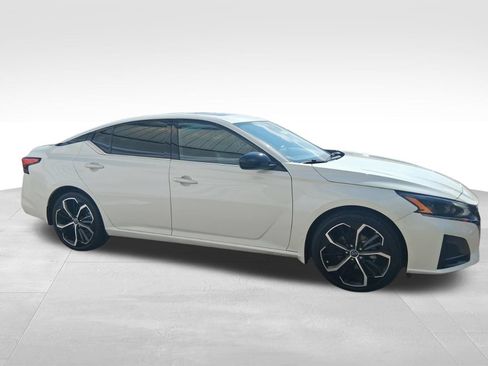 Used 2024 Nissan Altima 2.5 SR w/ SR Premium Package FWD image 3