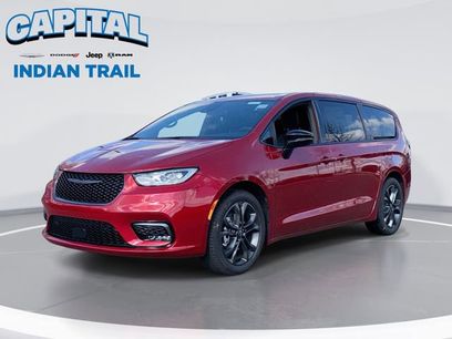 New 2026 Chrysler Pacifica Select